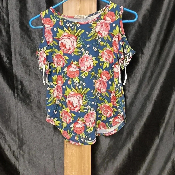 btween Tops - Super cute floral cold shoulder top! Perfect for spring and summer.